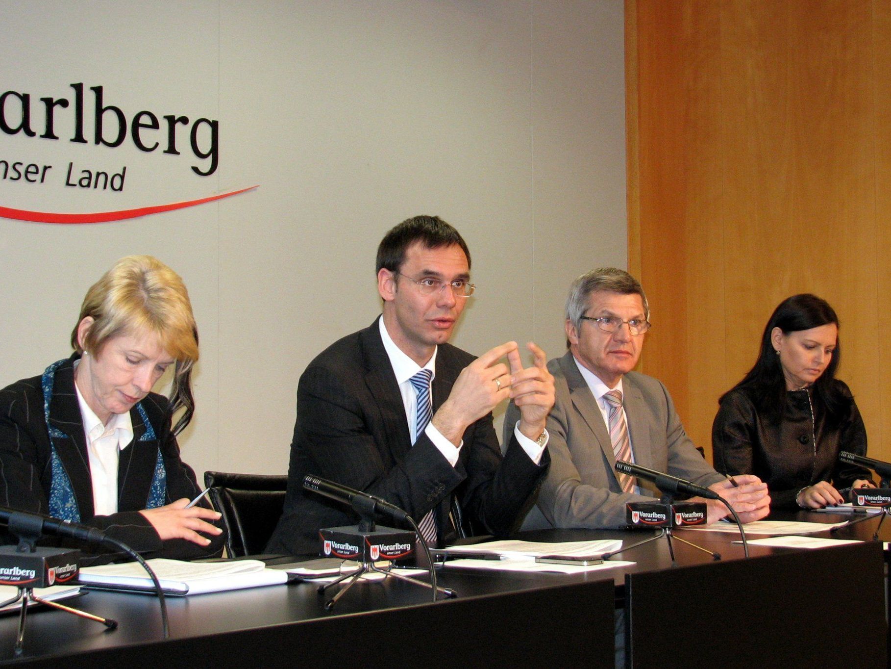 LH Wallner und LR Stemer mit den Kindergarteninspektorinnen Margot Thoma und Andrea Dorner im Pressefoyer. LH Wallner und LR Stemer mit den Kindergarteninspektorinnen Margot Thoma und Andrea Dorner im Pressefoyer.