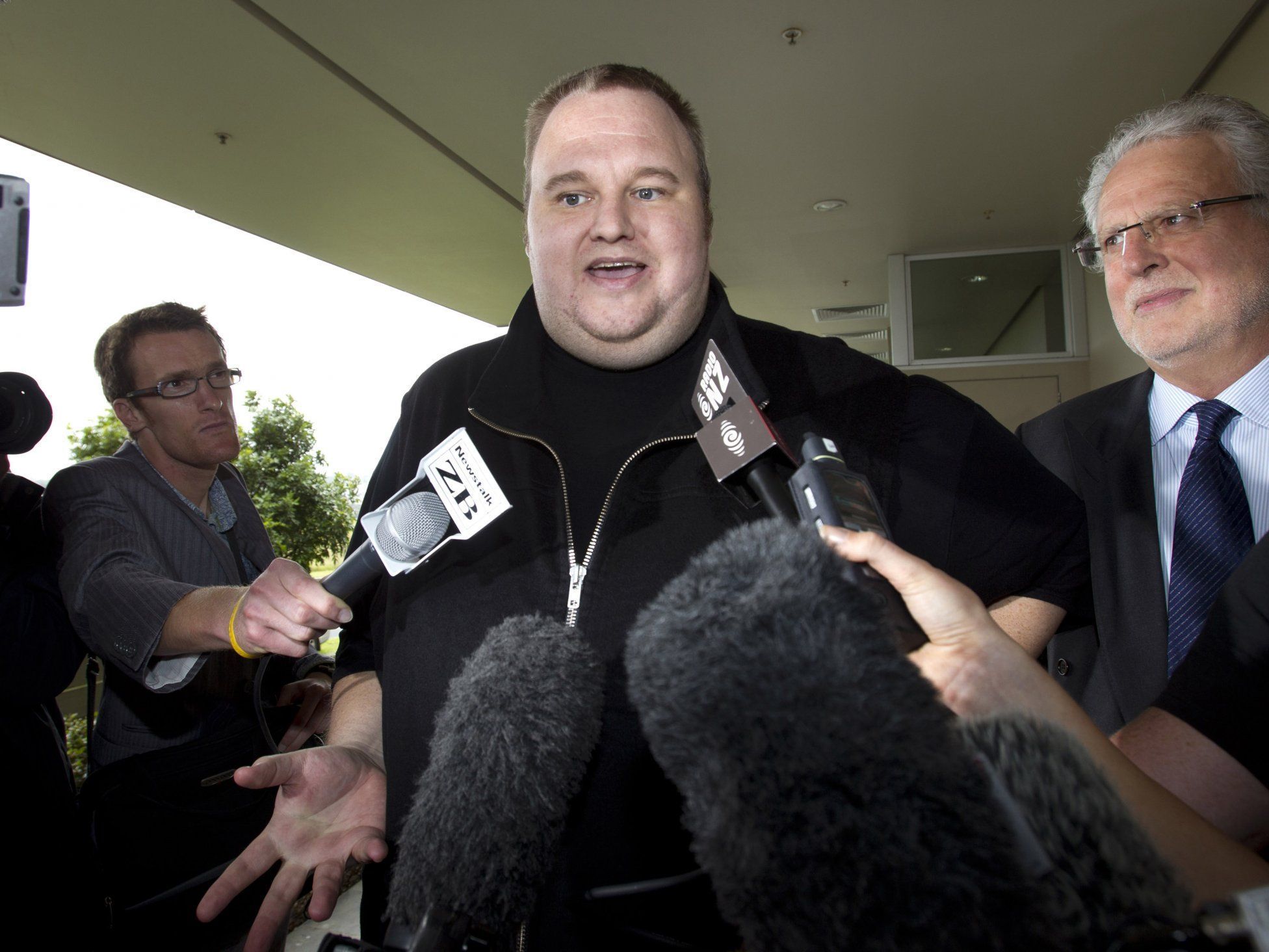 USA werfen Megaupload-Gründer Urheberrechtsverletzungen mit Schaden von halber Milliarde Dollar vor . USA werfen Megaupload-Gründer Urheberrechtsverletzungen mit Schaden von halber Milliarde Dollar vor .