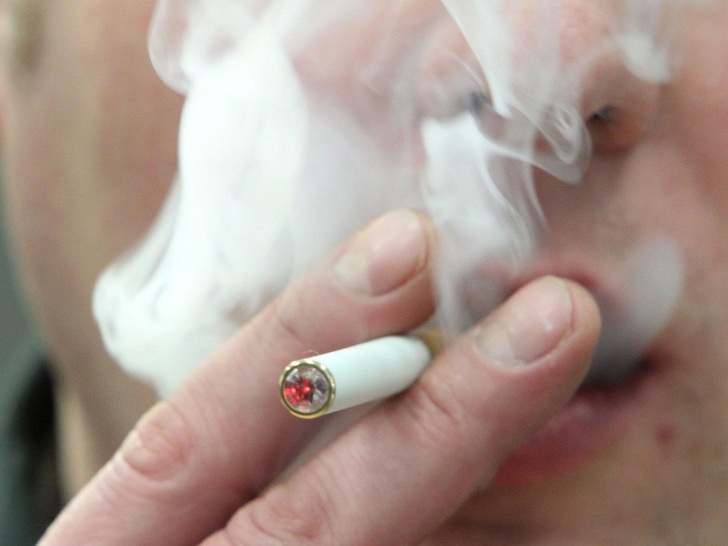 Zuerst fragten zwei Männer den 30-jährigen nach einer Zigarette, dann überfielen sie ihn.