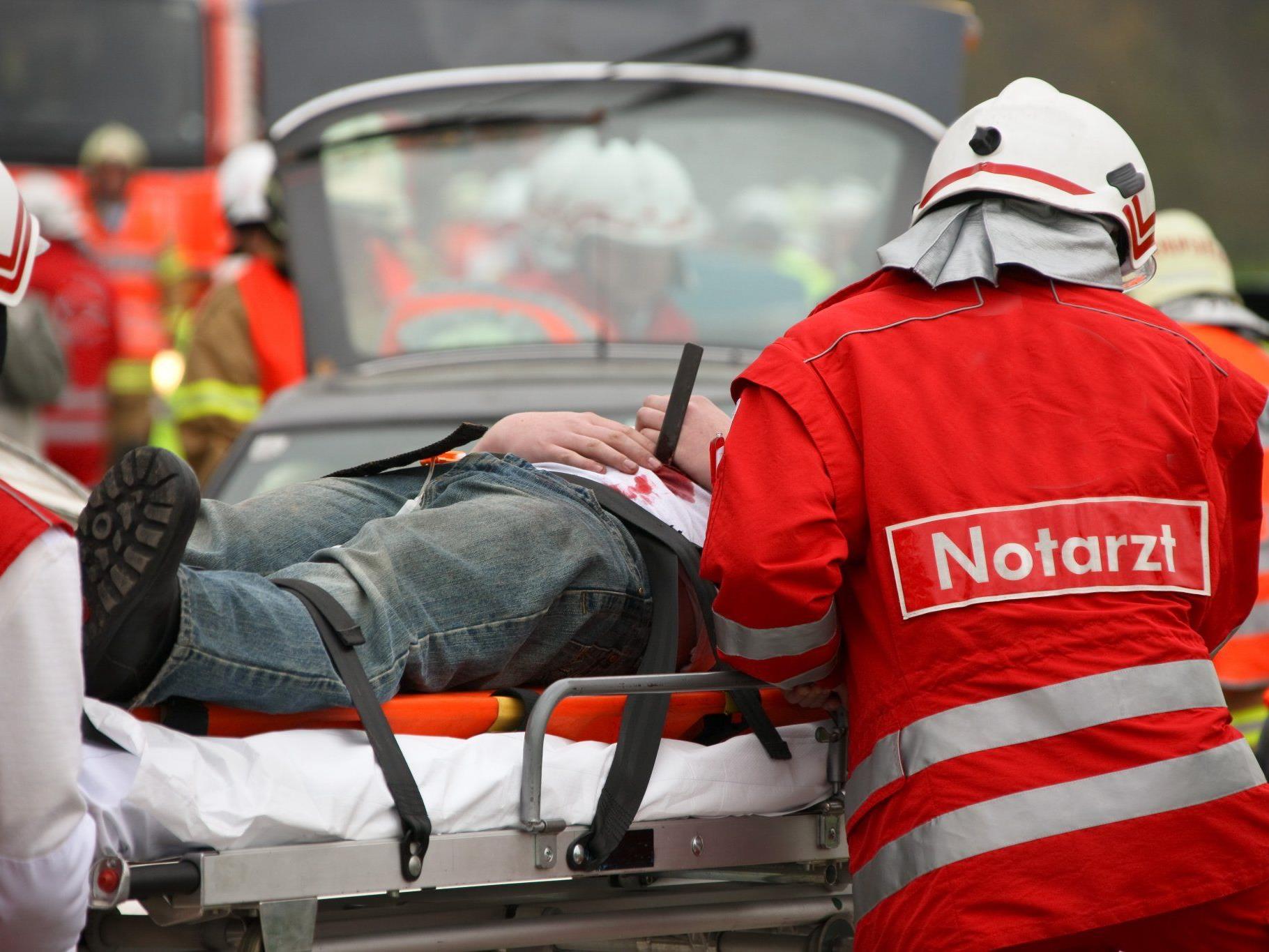 Ein Mann brach nach einem Arbeitsunfall in Wien in seinem Auto zusammen.