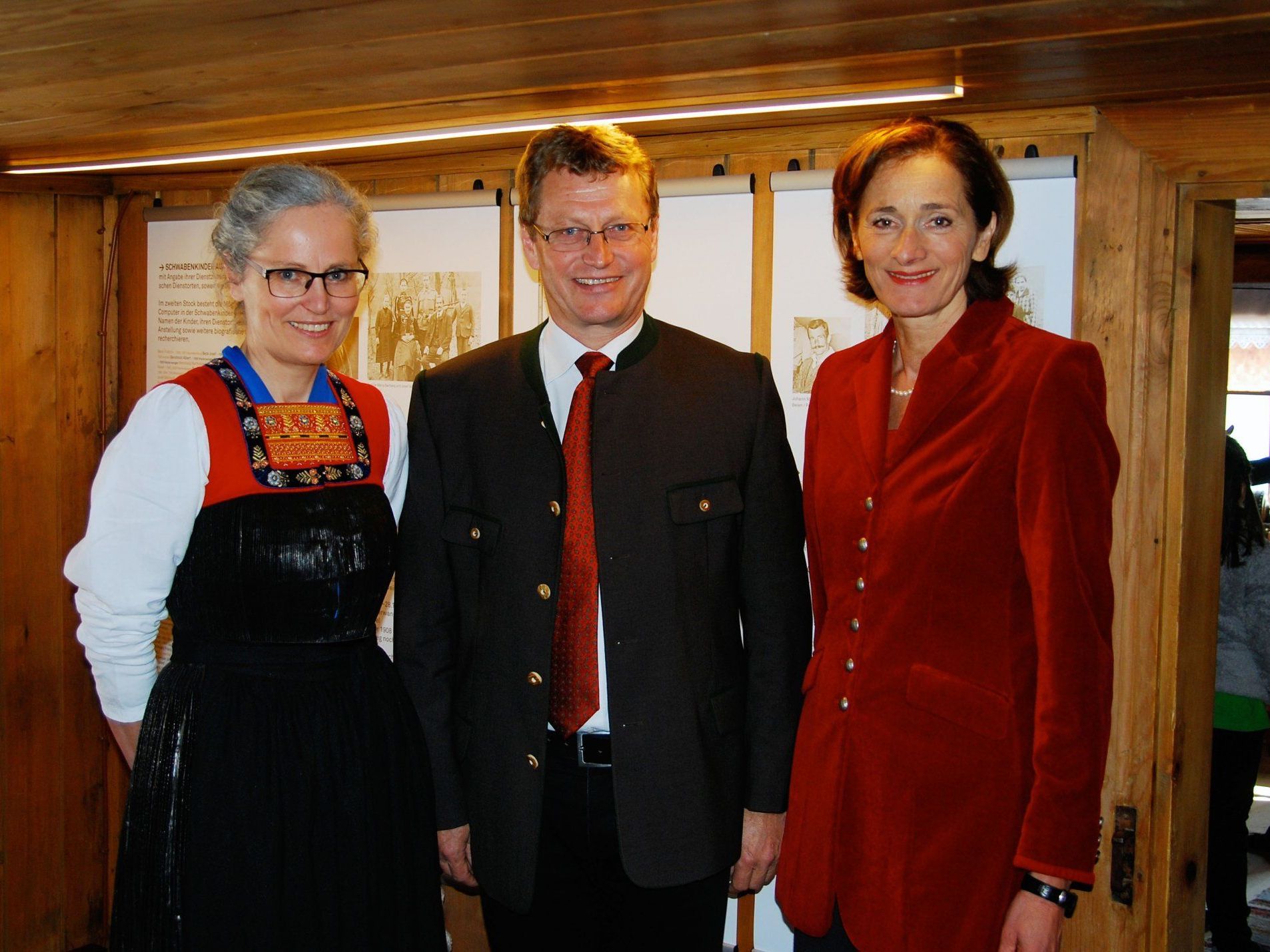 Kuratorin Anneliese Nigsch, Bgm. Armin Berchtold, LTP Bernadette Mennel. Kuratorin Anneliese Nigsch, Bgm. Armin Berchtold, LTP Bernadette Mennel.
