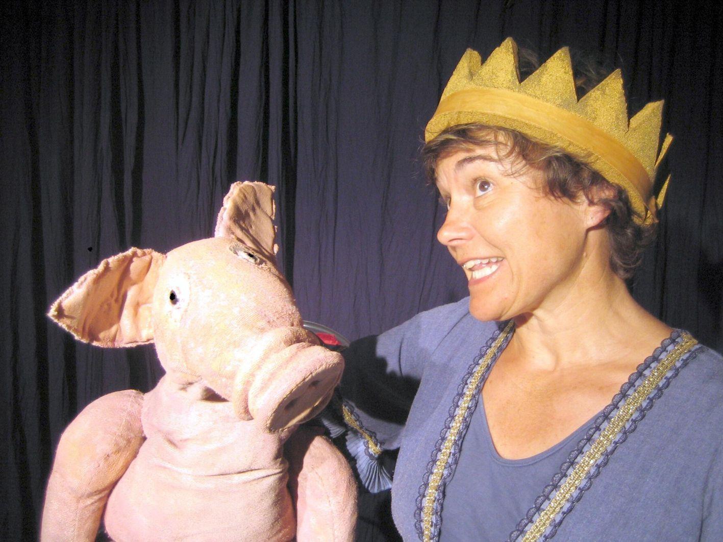 Vom Schwein küssen lässt sich Königin Josephina in der Kulturwerkstatt Kammgarn!