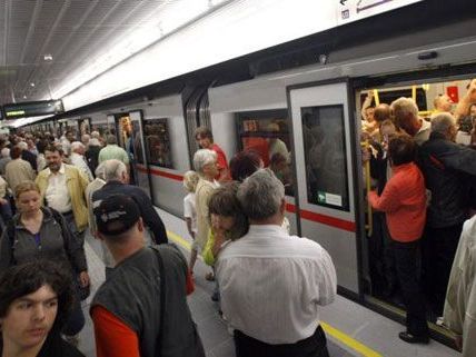 Zahlreiche Passagiere der Wiener Linien wurden Opfer des Automatenbetrugs. Zahlreiche Passagiere der Wiener Linien wurden Opfer des Automatenbetrugs.