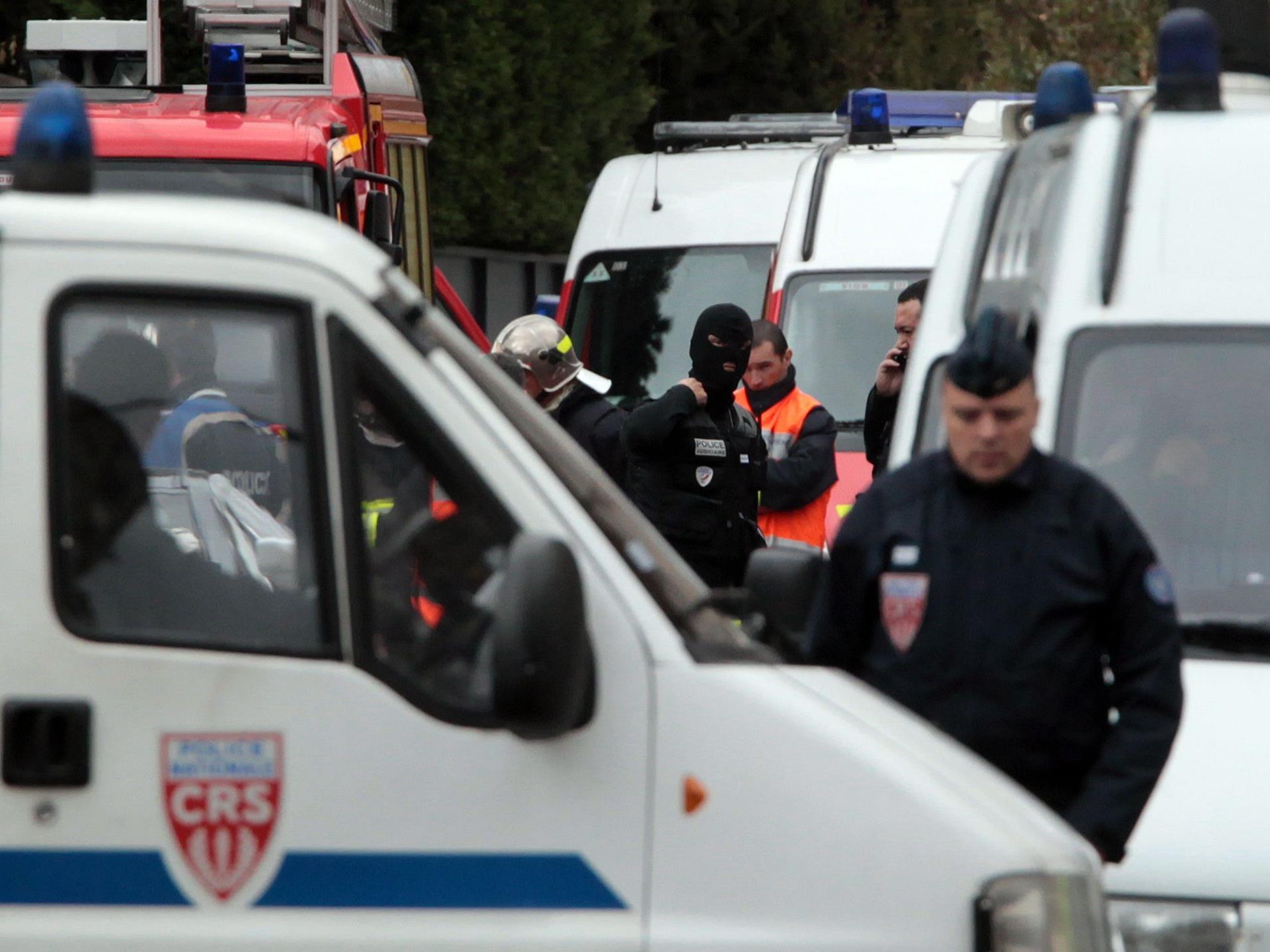 Die französische Polizei riegelte das Haus, in dem sich der Verdächtige aufhielt, ab.