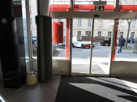 Überfall auf Geldtransorter: In einem Bankfoyer in Wien-Favoriten fielen die Schüsse.