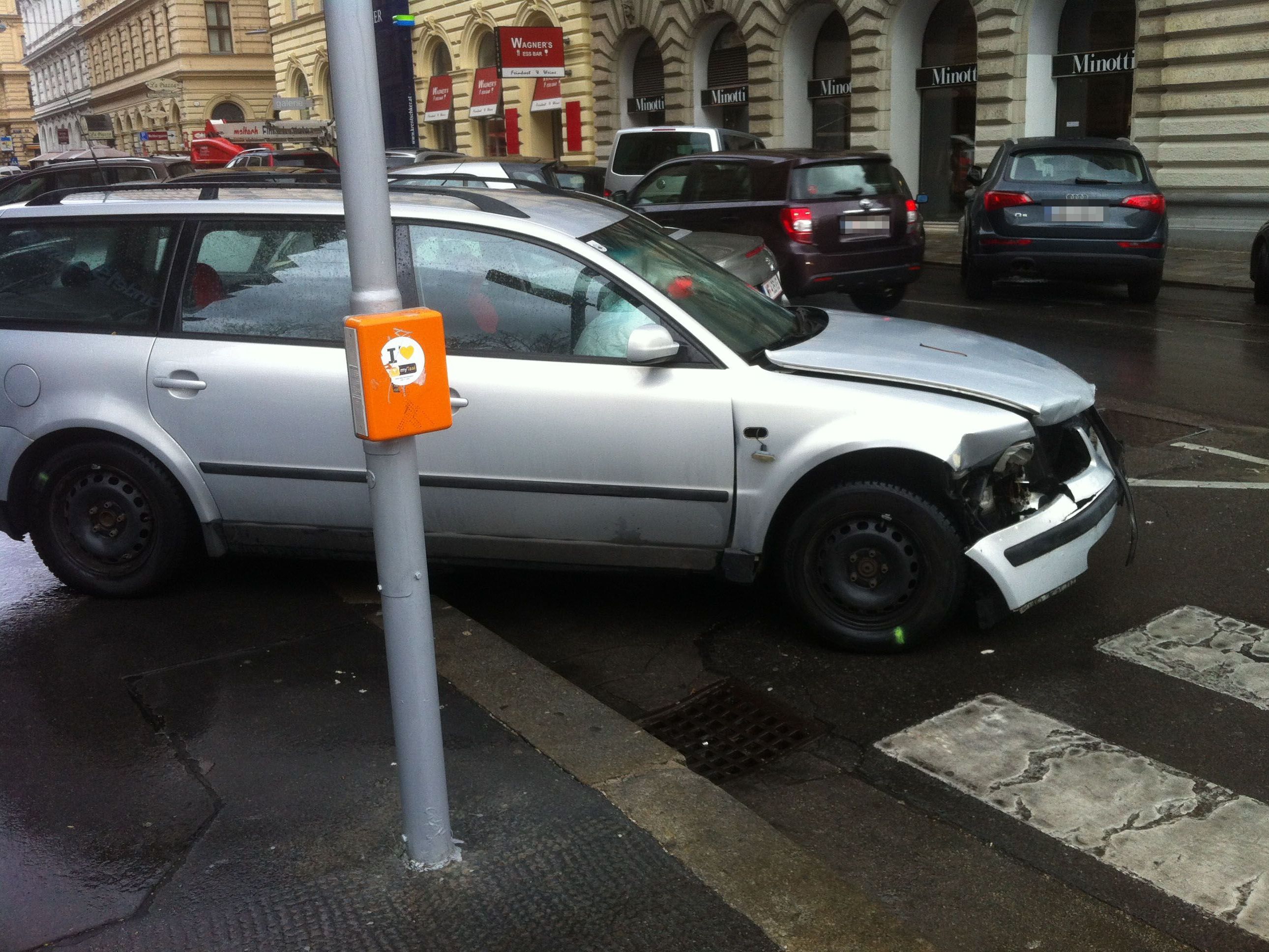 Unfall am Ring: Ein Auto krachte beim Abbiegen in eine Straßenbahn der Linie 2. Unfall am Ring: Ein Auto krachte beim Abbiegen in eine Straßenbahn der Linie 2.