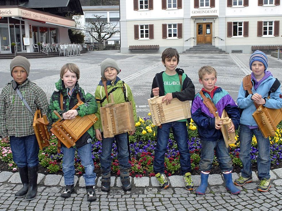 Für den Brauch des Rätschens ließen sich auch heuer viele junge Schrunser begeistern (Foto: 6. Apr. 12). Für den Brauch des Rätschens ließen sich auch heuer viele junge Schrunser begeistern (Foto: 6. Apr. 12).