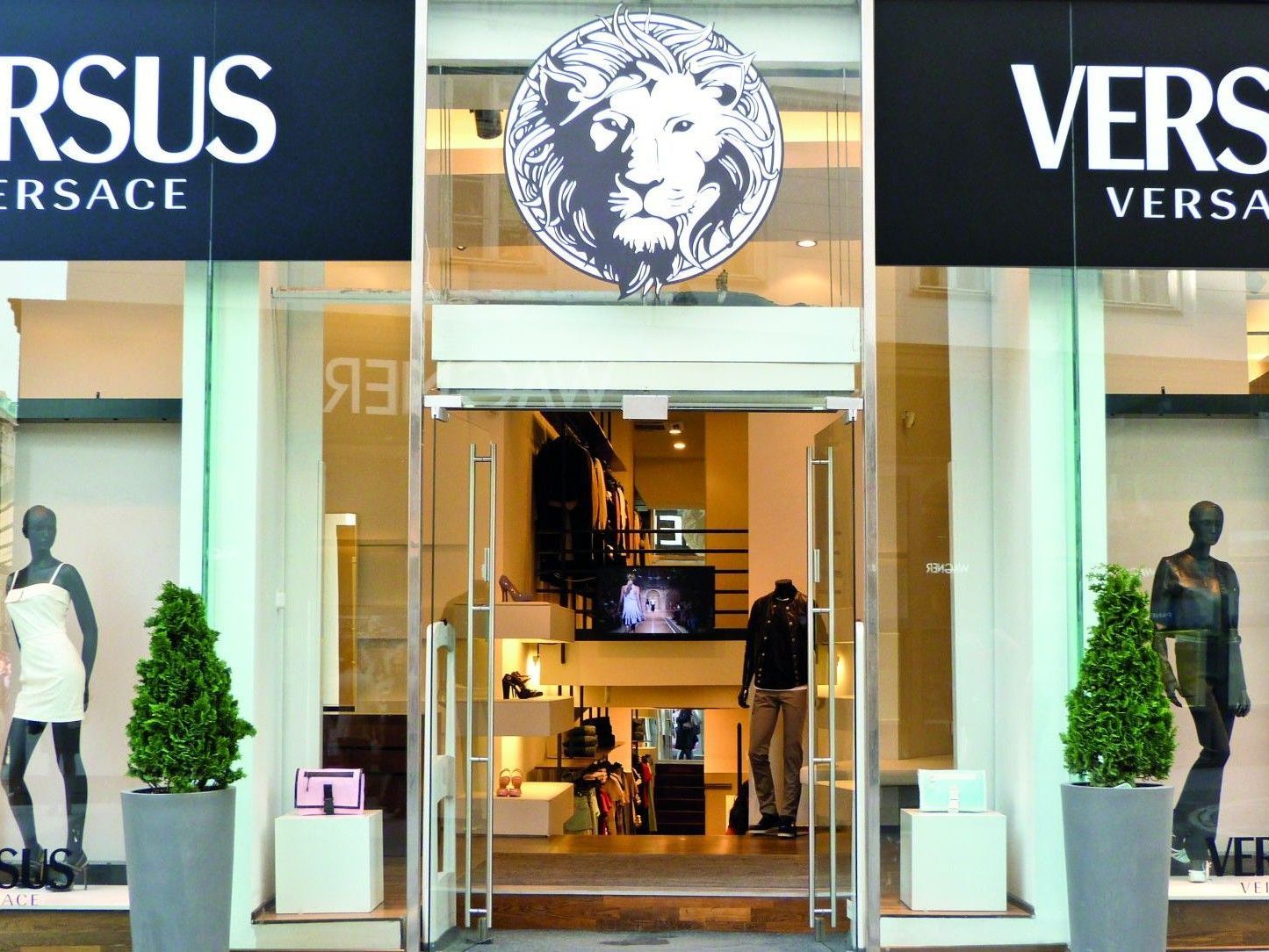 Der Versus Store eröffnete am 4. April in der Wiener Innenstadt. Der Versus Store eröffnete am 4. April in der Wiener Innenstadt.