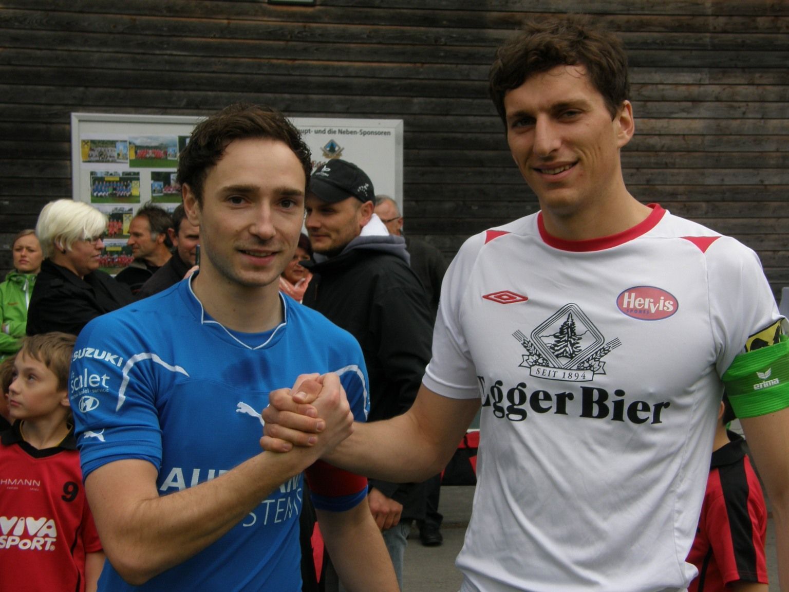 Freundschaftliches Shake-Hands zwischen den Spielführern Daniel Schneider (re.) und René Schedler. Freundschaftliches Shake-Hands zwischen den Spielführern Daniel Schneider (re.) und René Schedler.