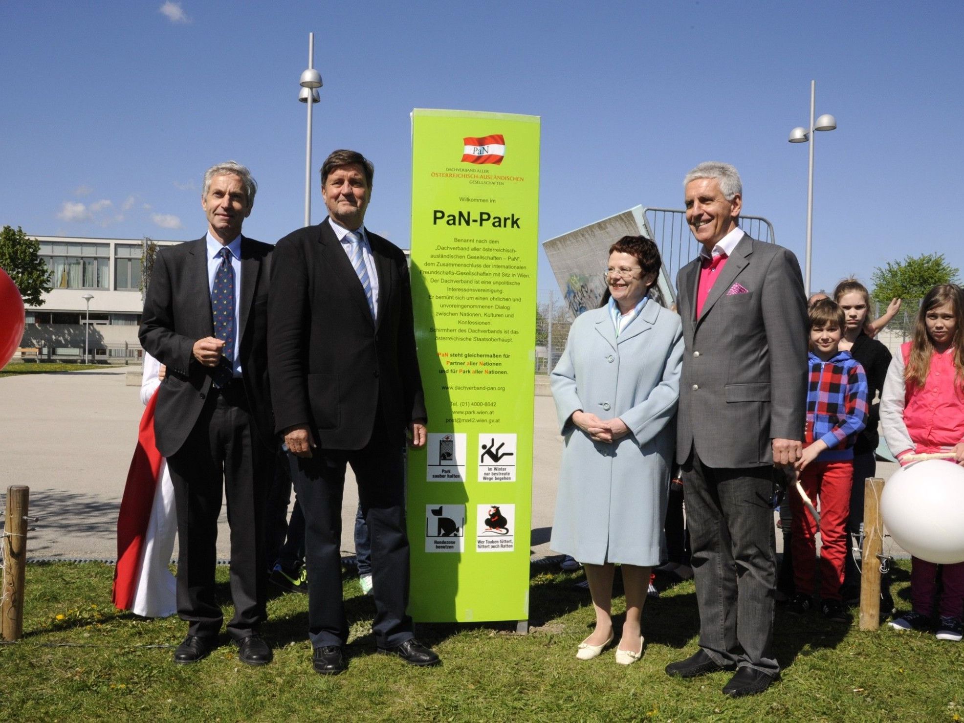 Ein Park aller Nationen in Liesing - Oskar Wawra (MD-EUI), Manfred Wurm (BV 23), Elke Atzler (BMeiA), Claus Walter (PaN) Ein Park aller Nationen in Liesing - Oskar Wawra (MD-EUI), Manfred Wurm (BV 23), Elke Atzler (BMeiA), Claus Walter (PaN)