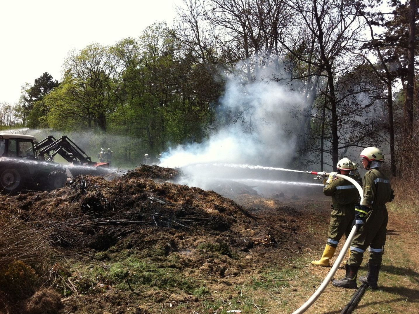 Zehn Feuerwehren mussten Deponiebrand in Grafenwörth löschen Zehn Feuerwehren mussten Deponiebrand in Grafenwörth löschen
