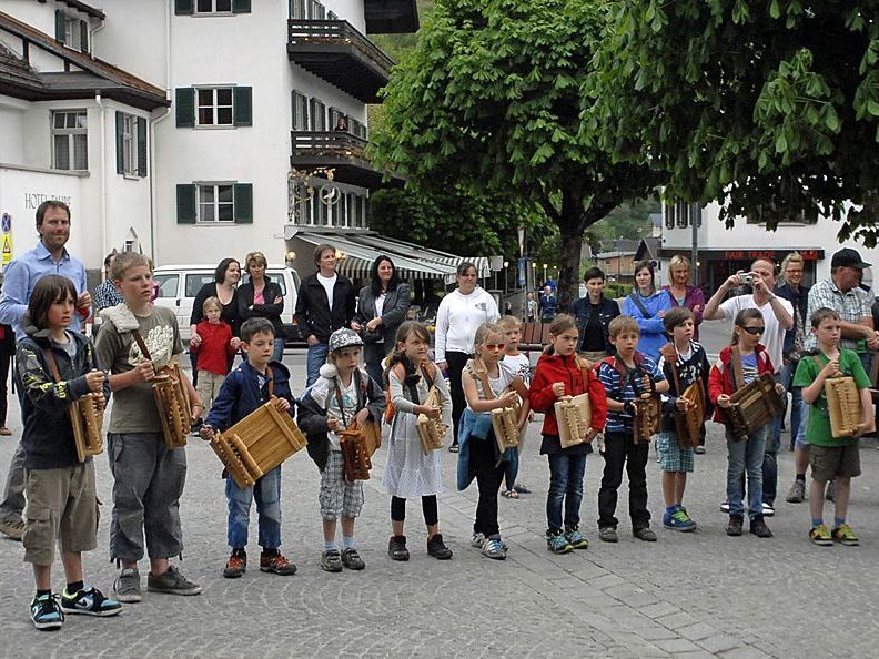 Abschluss-"Rätschna" am Karsamstag 2011 auf dem Schrunser Kirchplatz Abschluss-"Rätschna" am Karsamstag 2011 auf dem Schrunser Kirchplatz