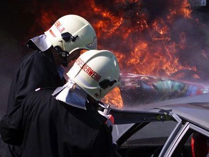 Der PKW wurde auf einem Feld nahe der Autobahn in Brand gesetzt. Der PKW wurde auf einem Feld nahe der Autobahn in Brand gesetzt.