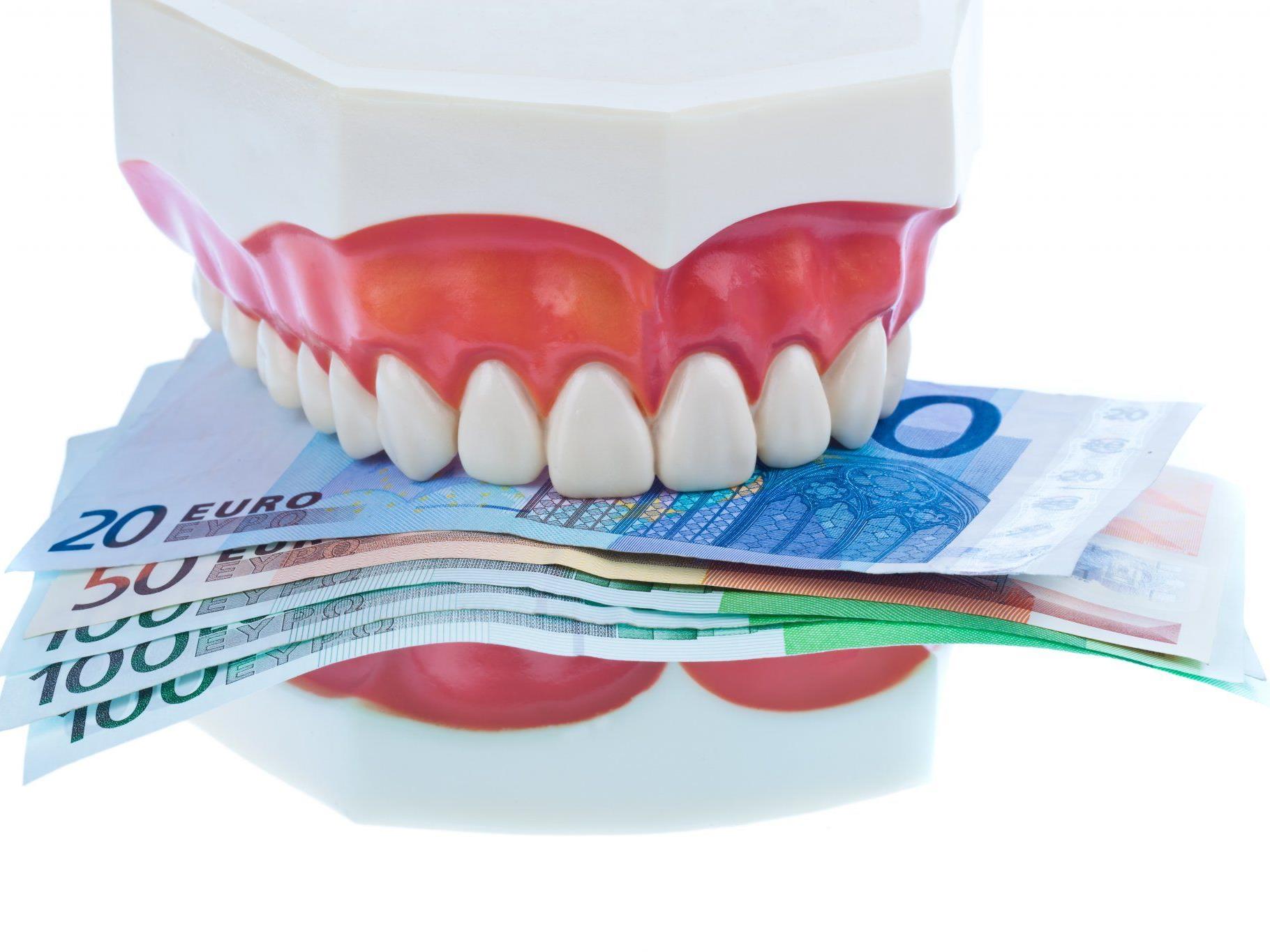 Viel Geld sind die schönen, neuen Zähne des Prinzen nach der Zahnbehandlung wert
