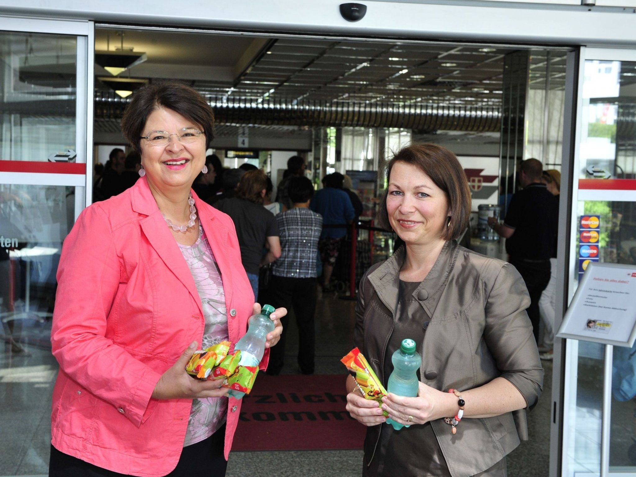 Renate Brauner und Alexandra Reinagl erfrischten die Kunden der Wiener Linien, die sich für die neue Jahreskarte anstellten.