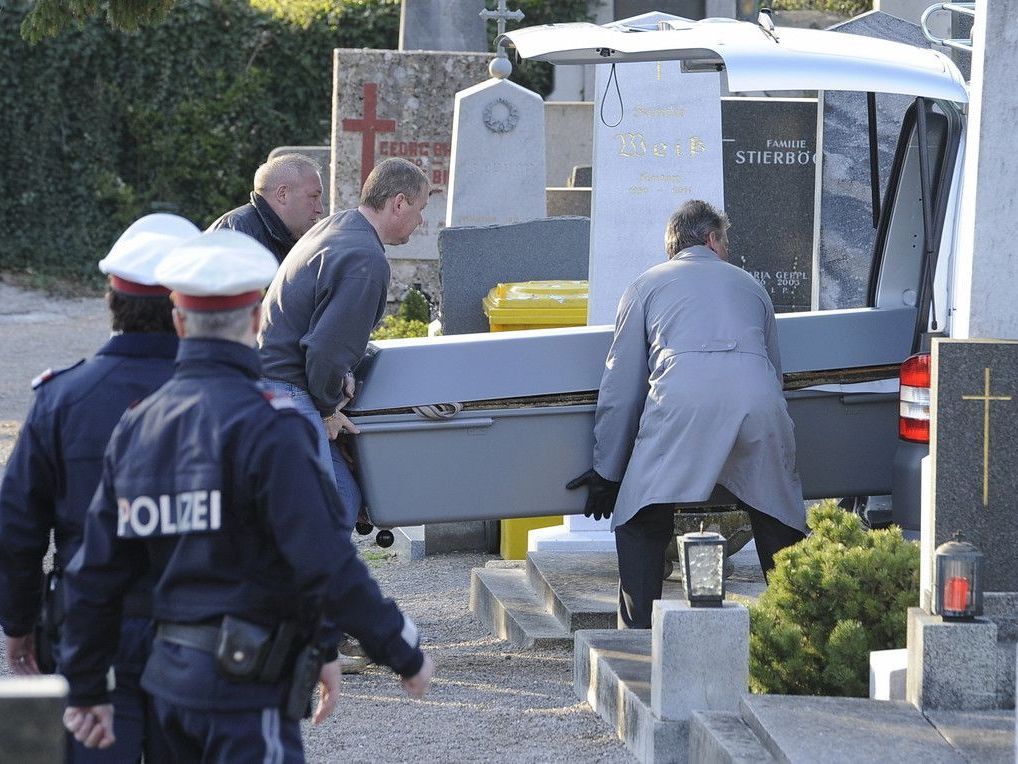 Nach zwei Exhumierungen wurde in Sachen ungeklärte Todesfälle jetzt ein eventuelles drittes Opfer bekannt Nach zwei Exhumierungen wurde in Sachen ungeklärte Todesfälle jetzt ein eventuelles drittes Opfer bekannt
