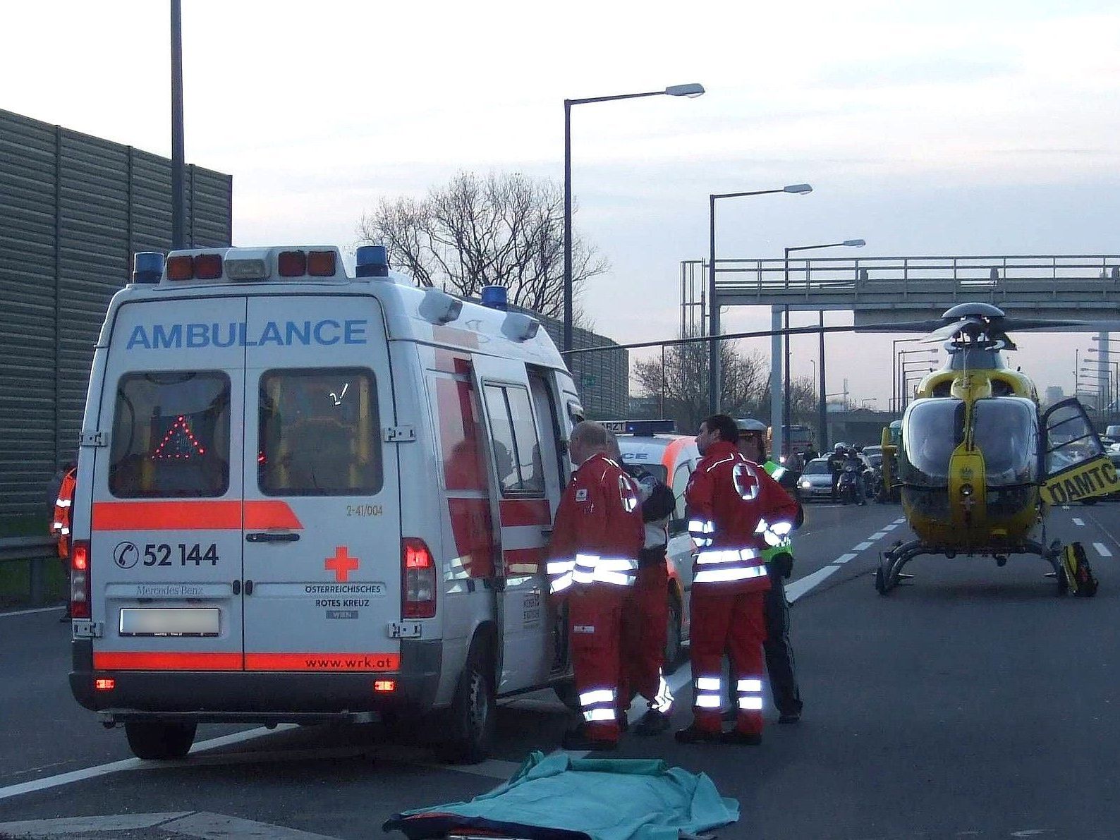 Ein schwerer Unfall sorgte auf der A4 für einen Rettungseinsatz und Stau. Ein schwerer Unfall sorgte auf der A4 für einen Rettungseinsatz und Stau.