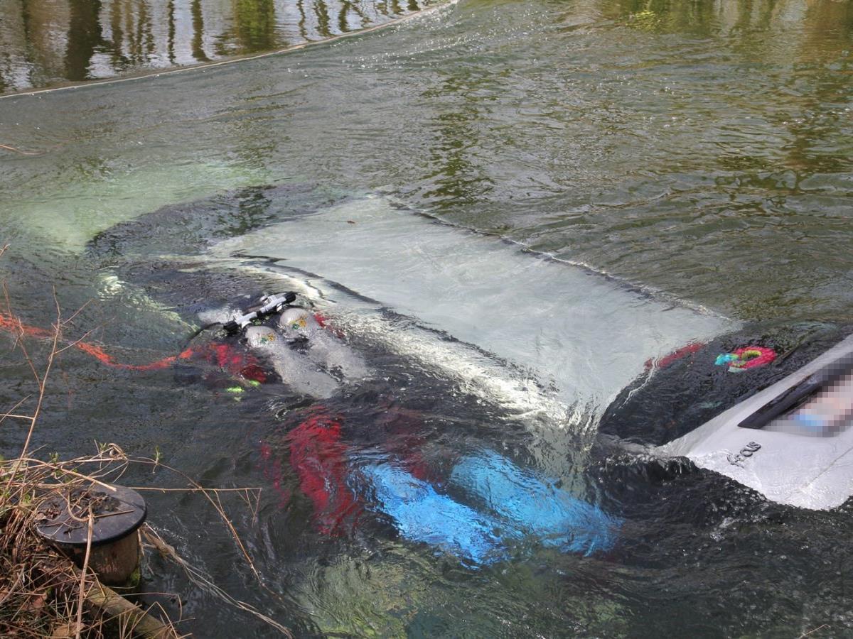 Der Mann konnte sich und seine beiden Kinder selbst retten bevor der Wagen im Wasser unterging.