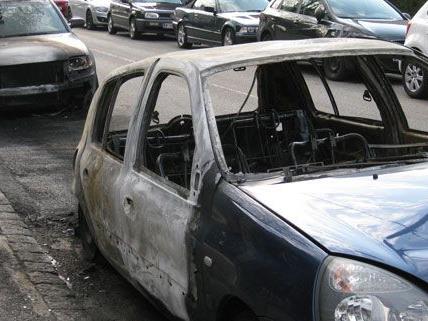 Zwei Autos wurden in Wien-Penzing von Brandstiftern angezündet.