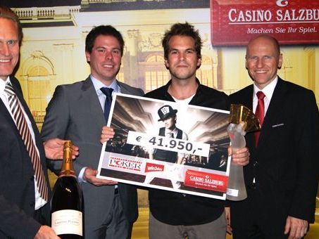 CAPT Salzburg Sieger Simon Mertlitsch mit Casinos Austria Pokermanager Stefan Gollubits, Casino Salzburg Direktor Wolfgang Haubenwaller (li.)und Casino Salzburg Pokermanager Christian Schwaninger (re.) CAPT Salzburg Sieger Simon Mertlitsch mit Casinos Austria Pokermanager Stefan Gollubits, Casino Salzburg Direktor Wolfgang Haubenwaller (li.)und Casino Salzburg Pokermanager Christian Schwaninger (re.)