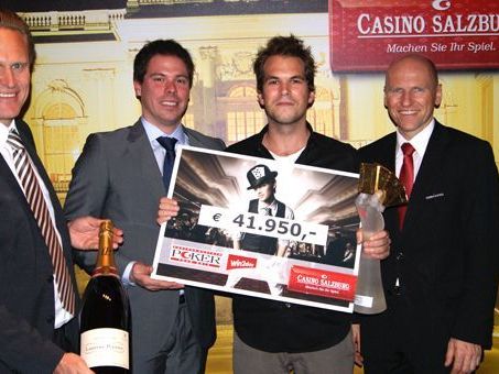 CAPT Salzburg Sieger Simon Mertlitsch mit Casinos Austria Pokermanager Stefan Gollubits, Casino Salzburg Direktor Wolfgang Haubenwaller (li.)und Casino Salzburg Pokermanager Christian Schwaninger (re.)