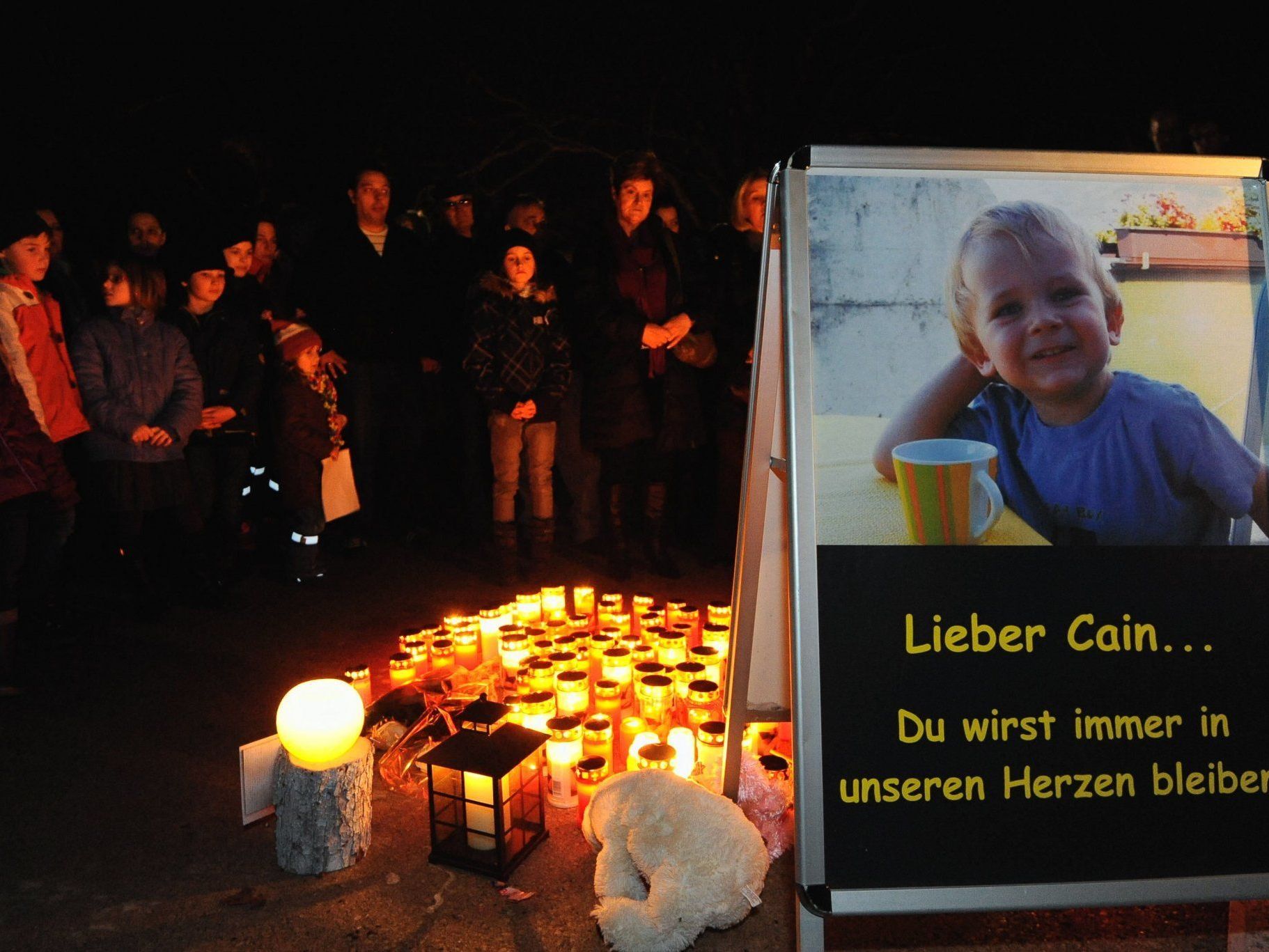 Cains Mutter gestand gegenüber ihren beiden Kindern ihre Fürsorge und Obhut vernachlässigt zu haben. Cains Mutter gestand gegenüber ihren beiden Kindern ihre Fürsorge und Obhut vernachlässigt zu haben.