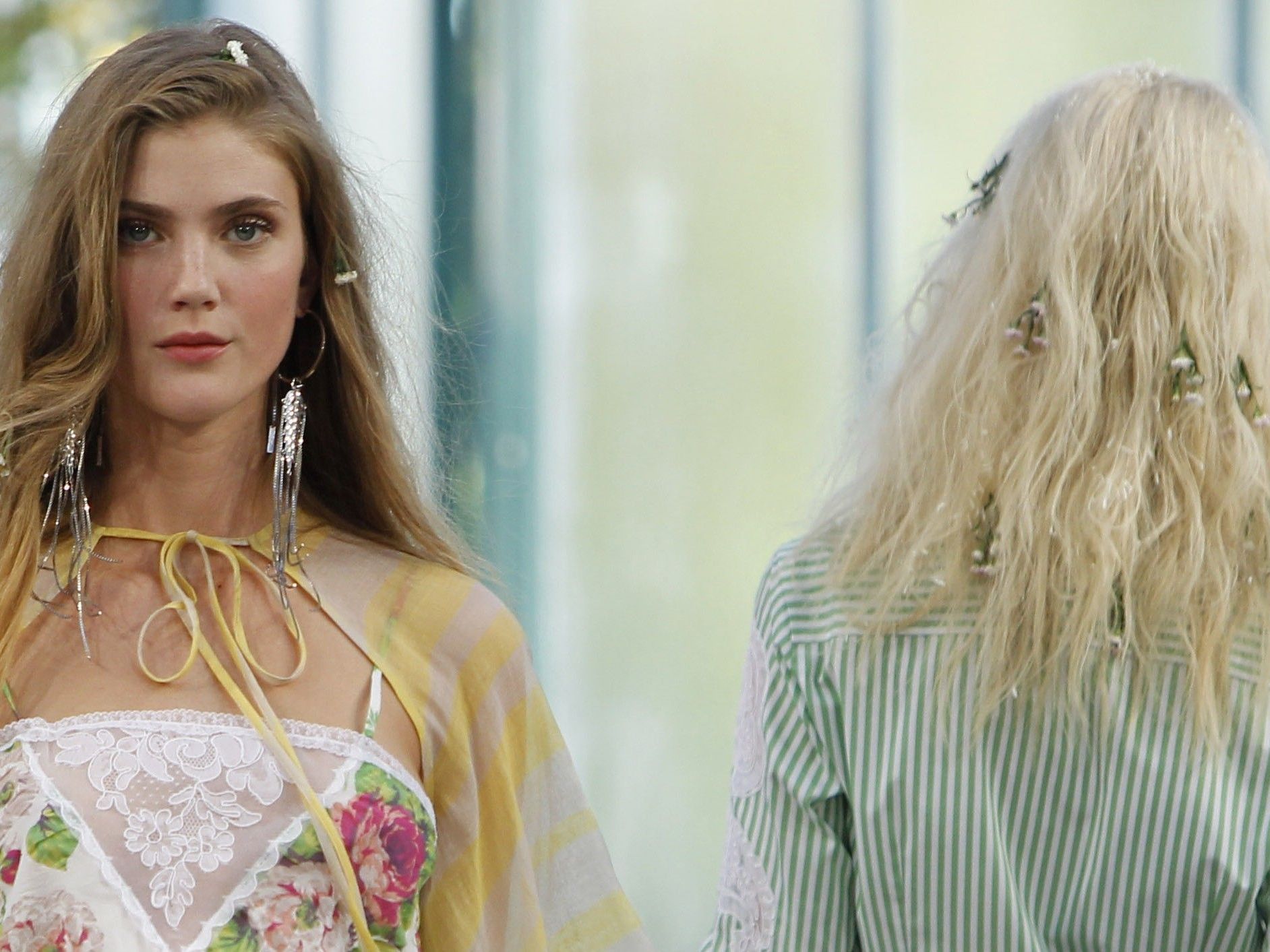 Der lässige Boho-Style auf dem Laufsteg von Alexis Mabille. Der lässige Boho-Style auf dem Laufsteg von Alexis Mabille.