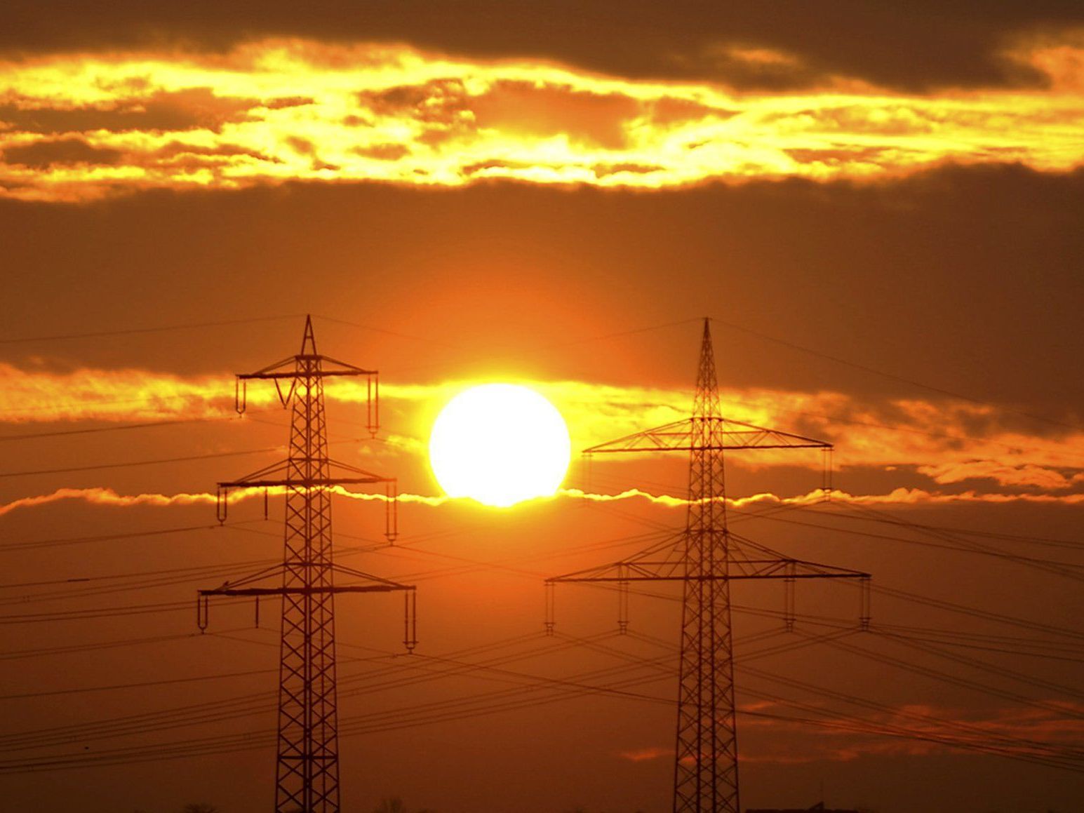 Eine Panne in einem Elektrizitätswerk führte zu einer Kettenreaktion in den anderen Kraftwerken. Eine Panne in einem Elektrizitätswerk führte zu einer Kettenreaktion in den anderen Kraftwerken.