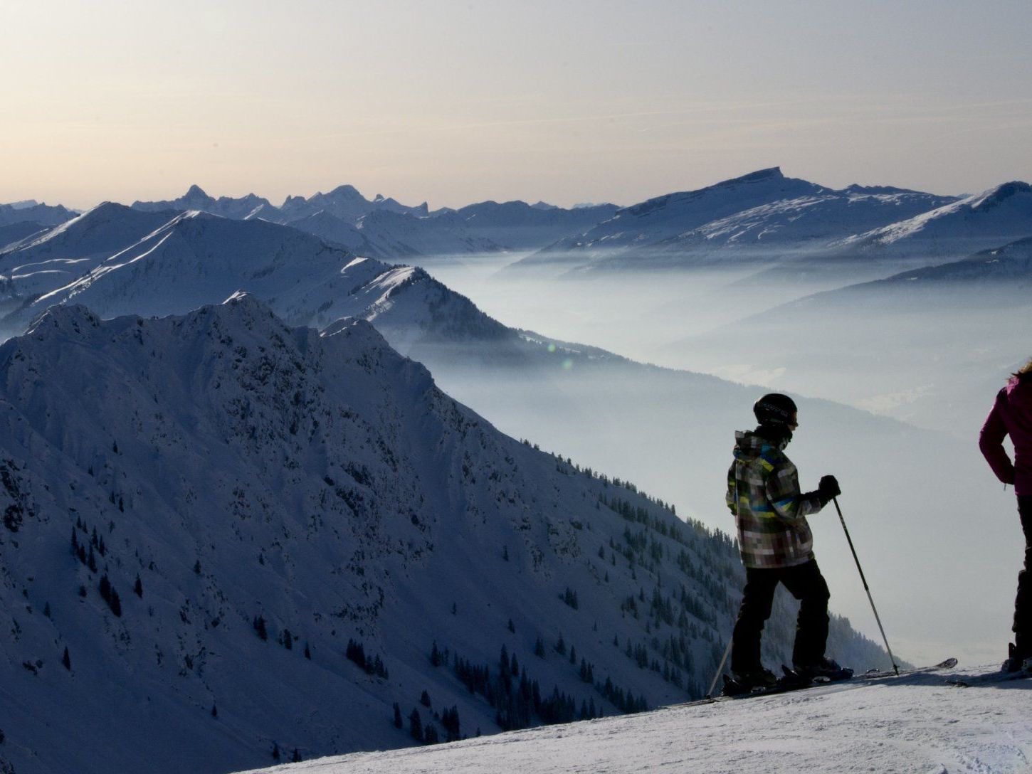 Eine Jugendliche hatte ihren Ski verloren, zog sich die Skischuhe aus und stapfte durch den Schnee. Eine Jugendliche hatte ihren Ski verloren, zog sich die Skischuhe aus und stapfte durch den Schnee.