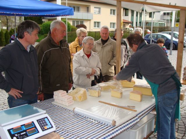 Reges Markttreiben am Dorfplatz Reges Markttreiben am Dorfplatz