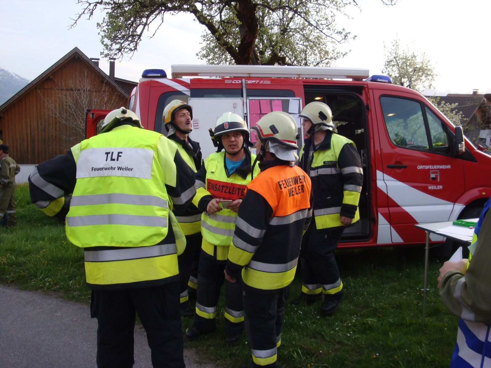 Atemschutzträger bereiten sich für die Menschenrettung vor. Atemschutzträger bereiten sich für die Menschenrettung vor.