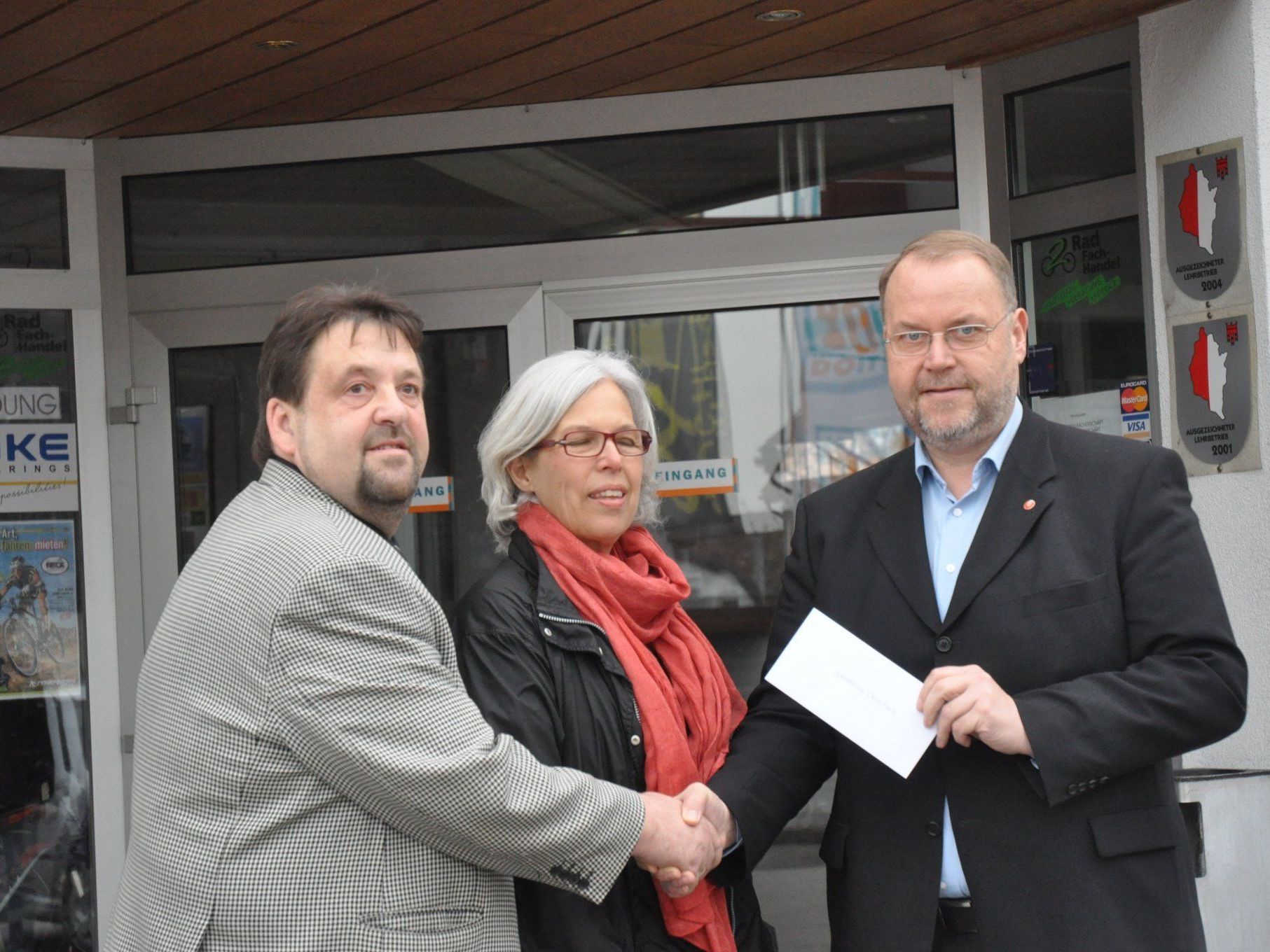 Werner und Silvia Frick übergaben Bürgermeister Müller den Scheck für die soziale Aktion. Werner und Silvia Frick übergaben Bürgermeister Müller den Scheck für die soziale Aktion.