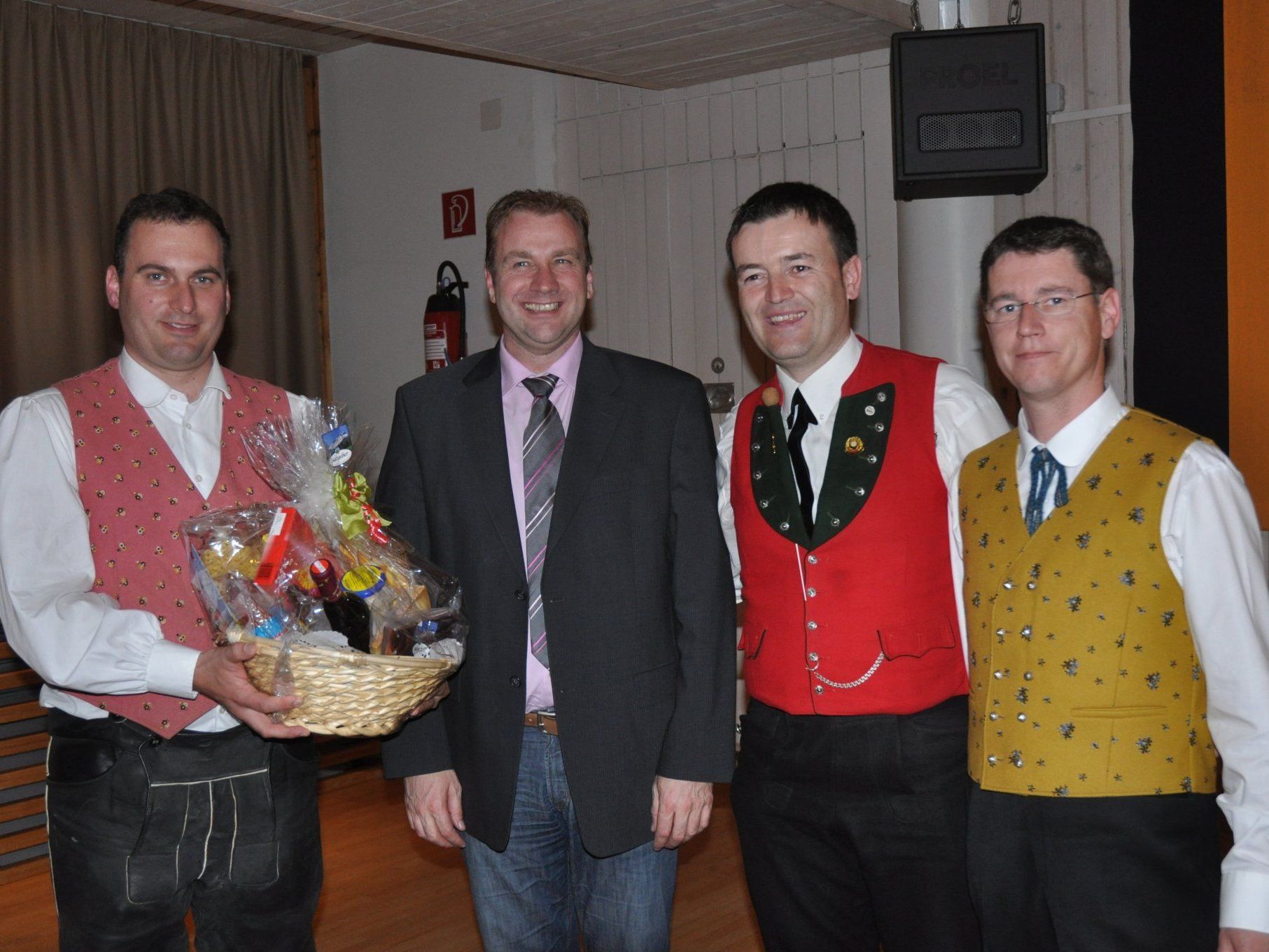 Landeskapellmeister Thomas Ludescher mit den Projektteilnehmern. Landeskapellmeister Thomas Ludescher mit den Projektteilnehmern.