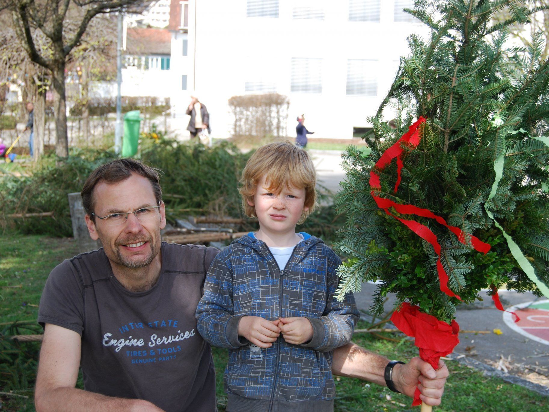 Vater und Sohn sind stolz auf ihren selbst gefertigten Palmen. Vater und Sohn sind stolz auf ihren selbst gefertigten Palmen.