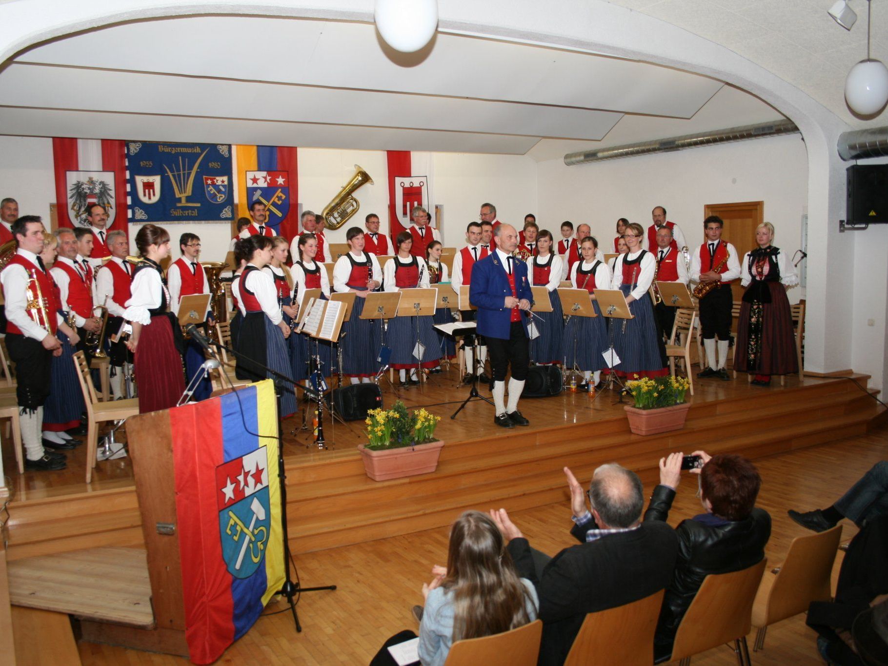 Das Vereinshaus bot einen würdigen Rahmen für das Frühjahrskonzert der Büürgermusik Silbertal. Das Vereinshaus bot einen würdigen Rahmen für das Frühjahrskonzert der Büürgermusik Silbertal.