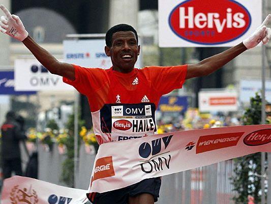 Strahlender Sieger Haile Gebrselassie beim Zieleinlauf beim Vienna City Marathon 2012