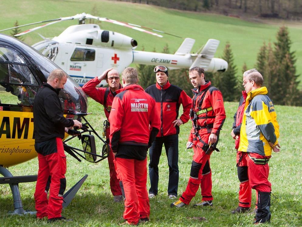 Ein schwerer Zwischenfall bei den Bergungsversuchen eines am Samstag in eine Gletscherspalte in Osttirol gestürzten slowakischen Alpinisten hat am Sonntag ein Todesopfer gefordert.