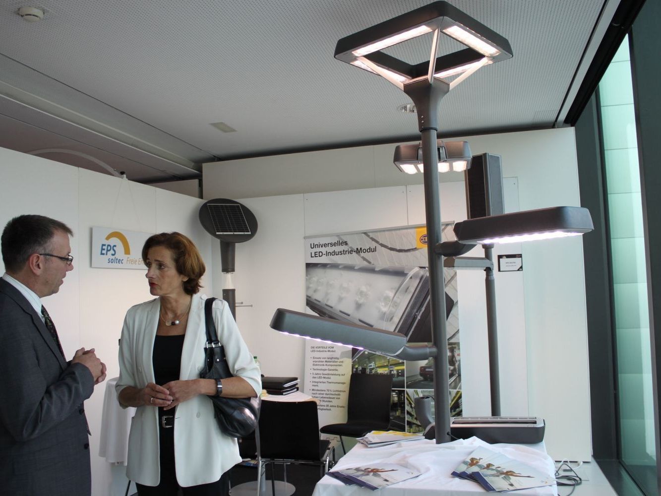 Erfolgreich war der Auftritt von EPS soltec Solartechnik und HELLA beim LED-Symposium im Festspielhaus in Bregenz. Erfolgreich war der Auftritt von EPS soltec Solartechnik und HELLA beim LED-Symposium im Festspielhaus in Bregenz.