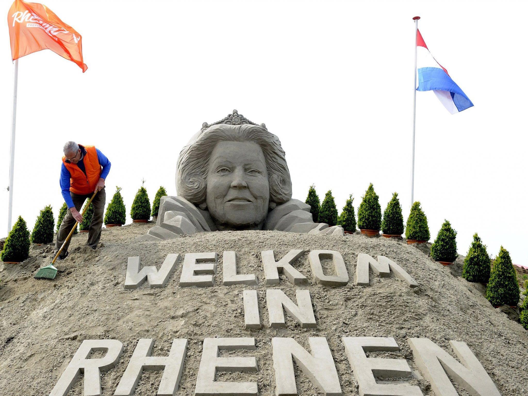 Beatrix kommt heuer nach Rhenen bei Utrecht - wo zu ihren Ehren eine große Sand-Skulptur errichtet wurde.