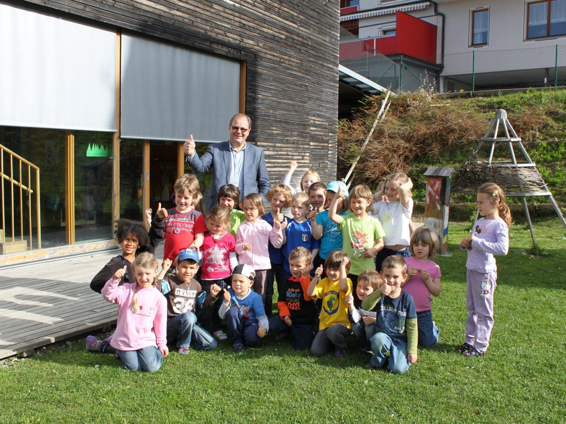 Die Kinder freuen sich mit Bürgermeister Reinhard Nachbaur über die beschlossene räumliche Erweiterung, um künftig auch alle interessierten Dreijährigen aufnehmen zu können. Die Kinder freuen sich mit Bürgermeister Reinhard Nachbaur über die beschlossene räumliche Erweiterung, um künftig auch alle interessierten Dreijährigen aufnehmen zu können.