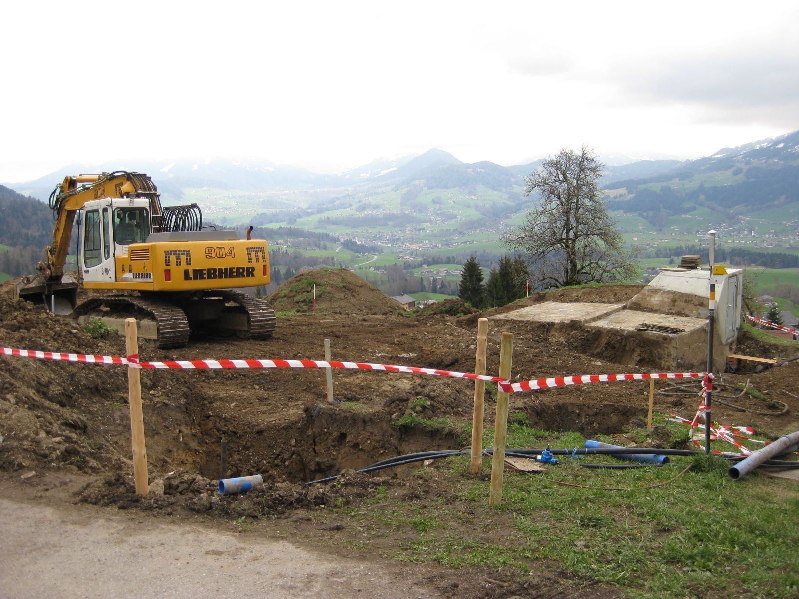 Am Heuberg entsteht der neue Wasserbehälter der Wassergenossenschaft Vorderthalb Am Heuberg entsteht der neue Wasserbehälter der Wassergenossenschaft Vorderthalb