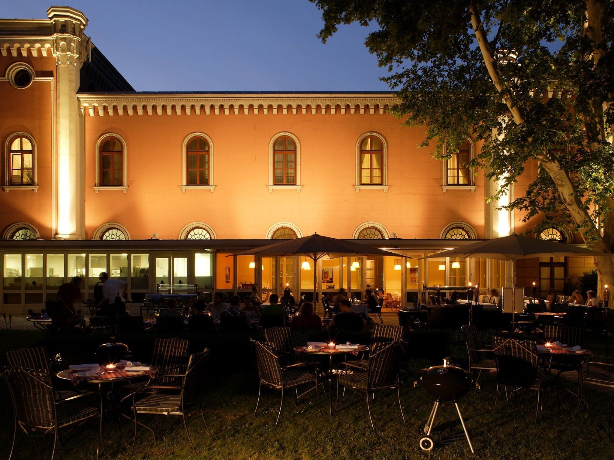 Der Grillmeister im city garden in Wien-Landstraße hat die Messer schon gewetzt zum großen Fest am 1. Mai Der Grillmeister im city garden in Wien-Landstraße hat die Messer schon gewetzt zum großen Fest am 1. Mai
