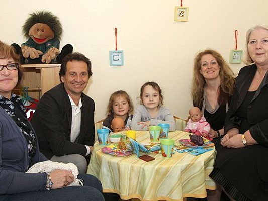 Bezirksvorsteherin Hermine Mospointner (rechts) und Stadtrat Christian Oxonitsch freuen sich über den neuen Kindergarten in Favoriten Bezirksvorsteherin Hermine Mospointner (rechts) und Stadtrat Christian Oxonitsch freuen sich über den neuen Kindergarten in Favoriten