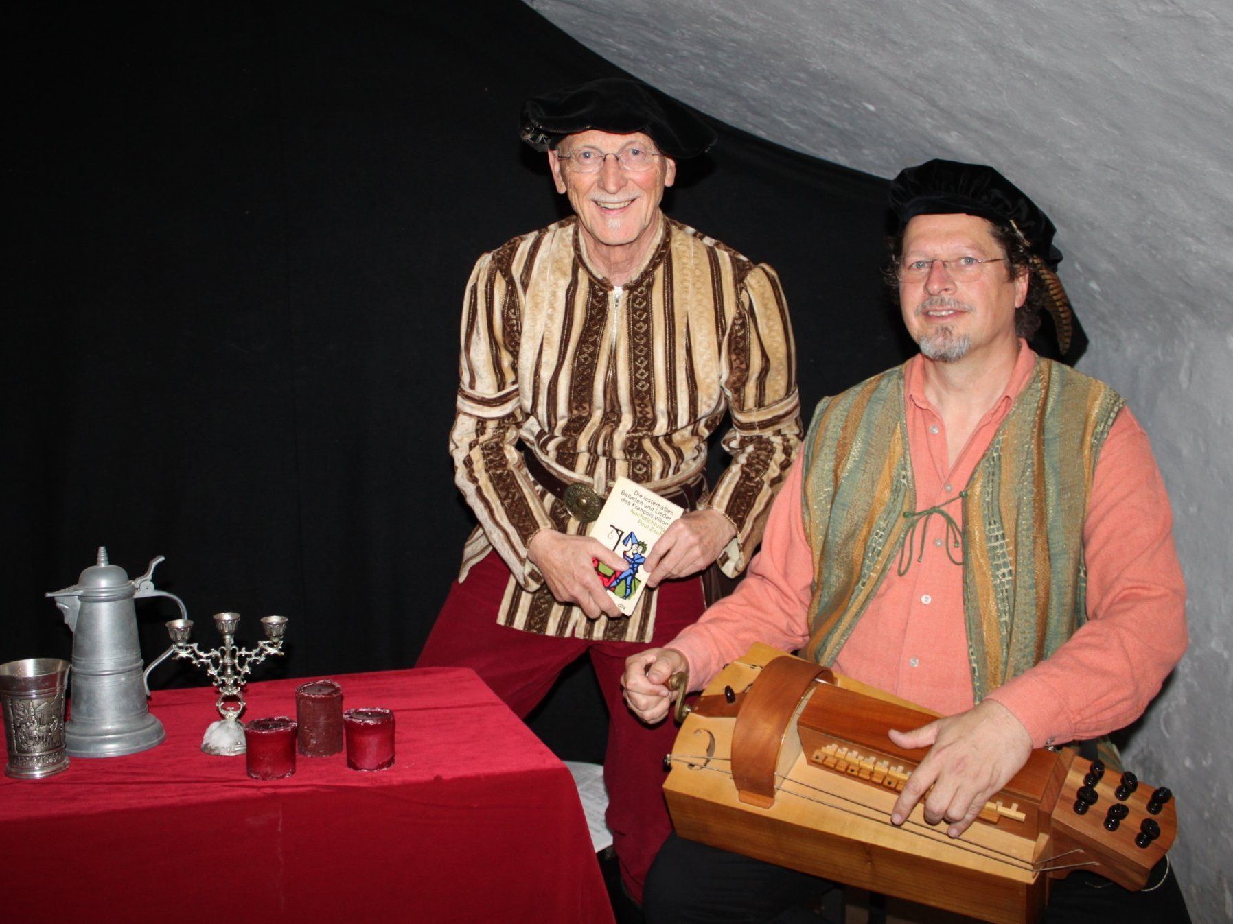 Werner Ritschel und Stefan Schuler entführten die Kunstkeller-Besucher ins Mittelalter. Werner Ritschel und Stefan Schuler entführten die Kunstkeller-Besucher ins Mittelalter.