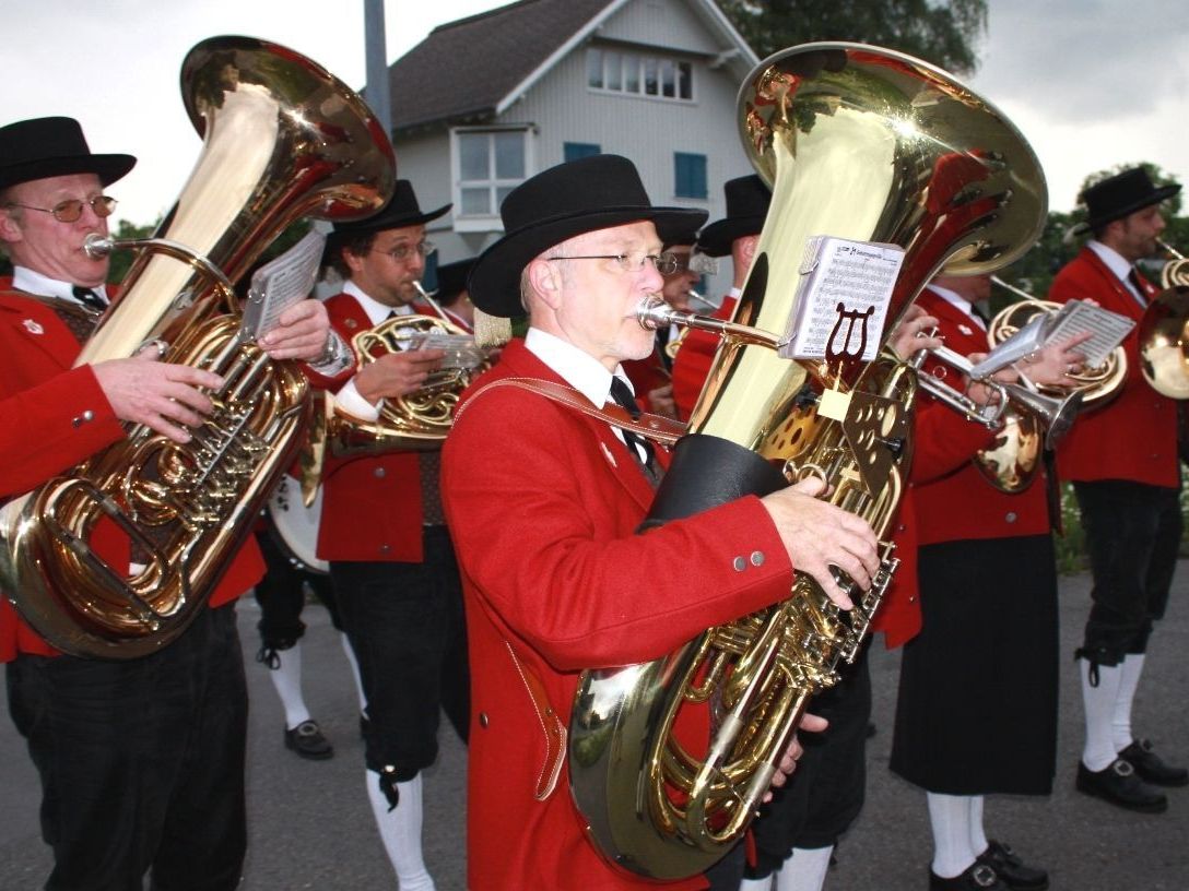 Auch der Musikverein Lochau ist im Rahmen des traditionellen Maiblasens im Ortsgebiet unterwegs. Auch der Musikverein Lochau ist im Rahmen des traditionellen Maiblasens im Ortsgebiet unterwegs.
