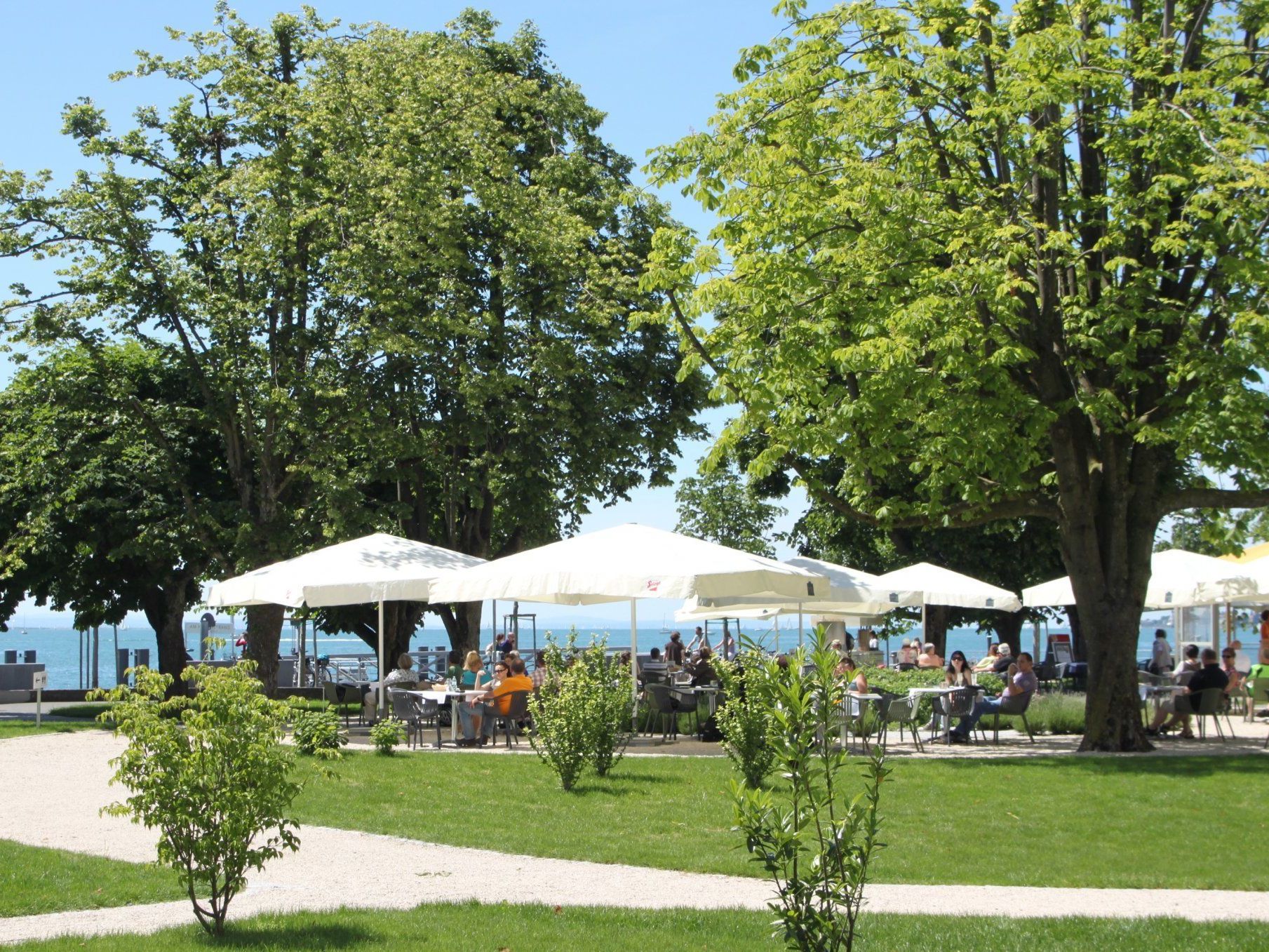 Willkommen im Gastgarten des Seehotels am Lochauer Kaiserstrand. Willkommen im Gastgarten des Seehotels am Lochauer Kaiserstrand.