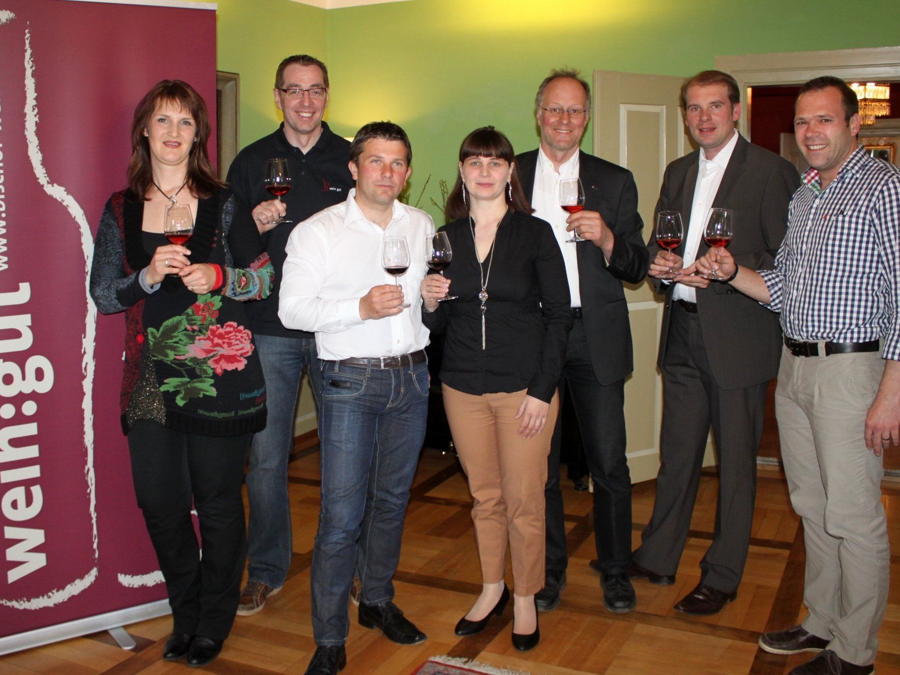Andrea Sinz und Herbert Bischof luden mit Robert und Marietta Keringer, Albert Büchele, Gerhard Kolkmann und Philipp Rainer zur „wein:gut:kost“. Andrea Sinz und Herbert Bischof luden mit Robert und Marietta Keringer, Albert Büchele, Gerhard Kolkmann und Philipp Rainer zur „wein:gut:kost“.