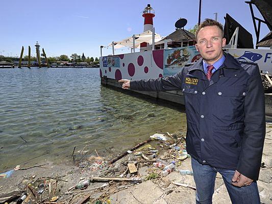 Polizeisprecher Roman Hahslinger zeigt die Stelle an der Neuen Donau, wo Ghanem gefunden wurde
