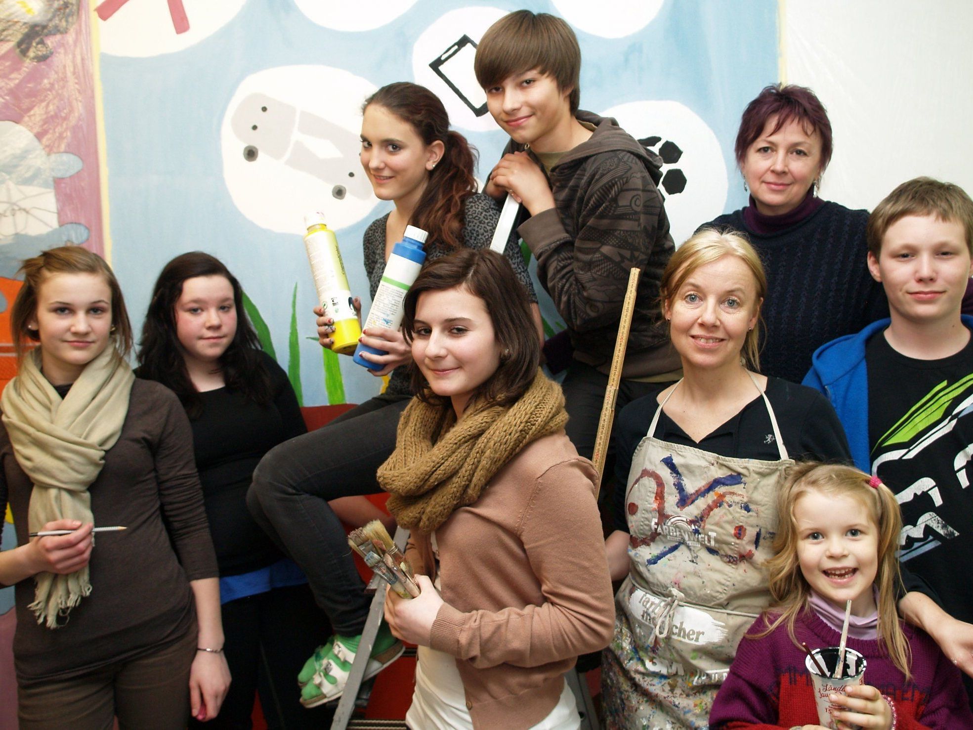 May-Britt Nyberg Chromy mit  Tochter Emma, Sylvia Pirker und einigen Jugendlichen der Mittelschule Zwischenwasser. May-Britt Nyberg Chromy mit  Tochter Emma, Sylvia Pirker und einigen Jugendlichen der Mittelschule Zwischenwasser.