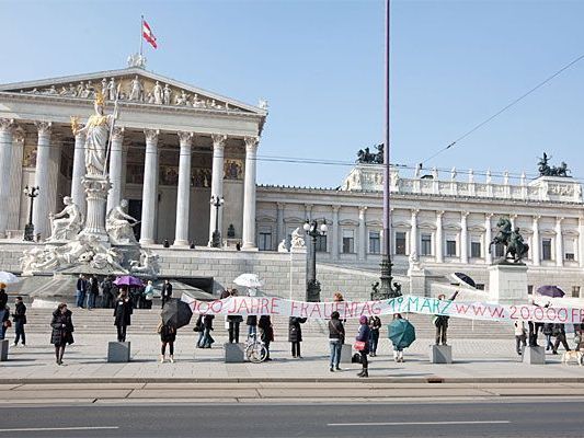 Schon bei der Kundgebung im März wurde Gleichberechtigung gefordert - nun folgt die Zeltstadt Schon bei der Kundgebung im März wurde Gleichberechtigung gefordert - nun folgt die Zeltstadt